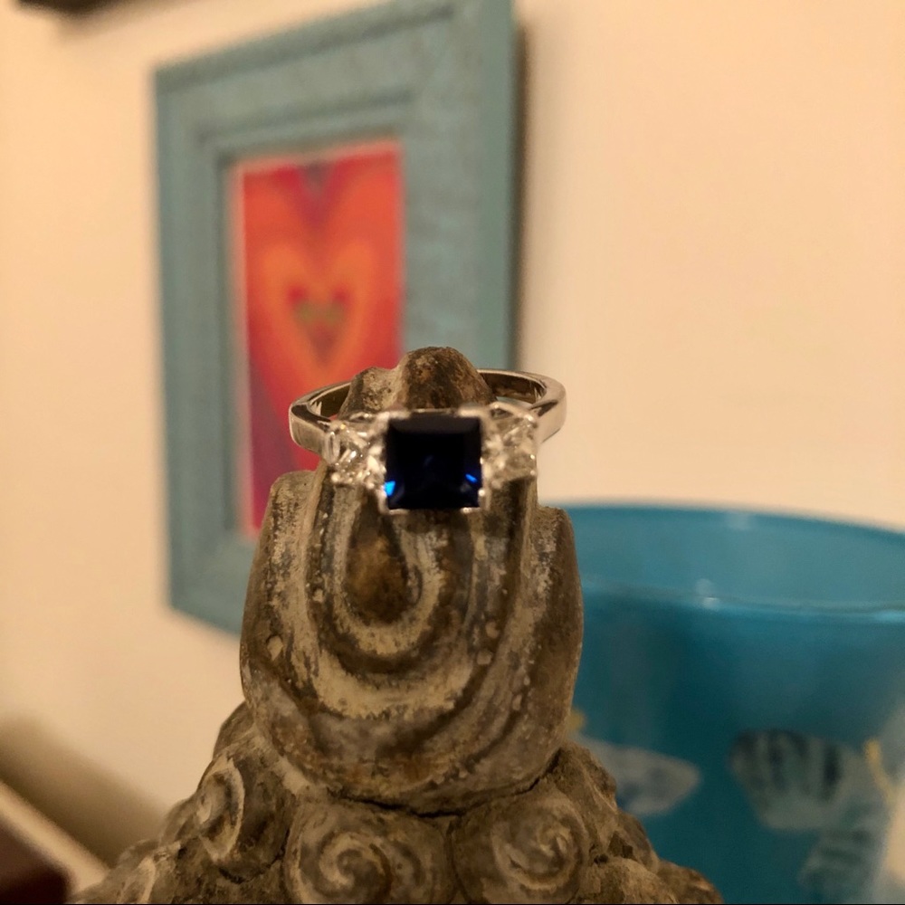 Platinum ring with beautiful sapphire & diamonds.